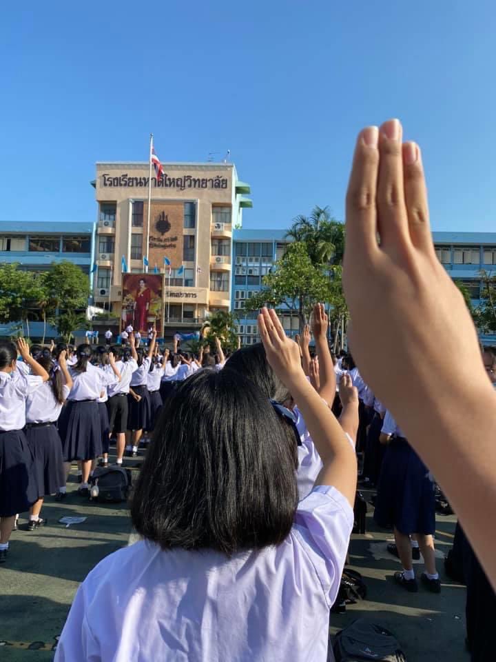 BadStudent_'s tweet photo. เช้าวันนี้นักเรียนหลายโรงเรียนชู 3 นิ้วระหว่างการเคารพธงชาติ โดยหลายโรงเรียนคุกคามนักเรียนหลังจากนั้น ทั้งเรียกเข้าห้องปกครอง เข้ามาล็อคตัว เอาโบว์มาผูกคอนักเรียน และตำรวจก็ยังแห่กันมาโรงเรียน แต่เมื่อครูตีเด็กหรือทำร้ายเด็กเรากลับไม่เคยเห็นตำรวจซักนายมาโรงเรียน
——
#นักเรียนเลว https://t.co/pCV1gvVLpQ