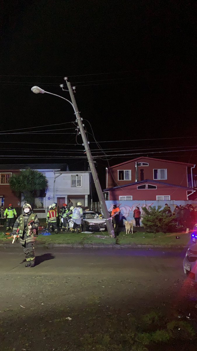 Rne_Delta_X's tweet photo. Sin energía eléctrica sector de alerce norte , por automovilista que choca con poste de energía eléctrica personal de @saesa trabajando en el lugar #Coesur @InfoAlerce https://t.co/0axV6scIo7