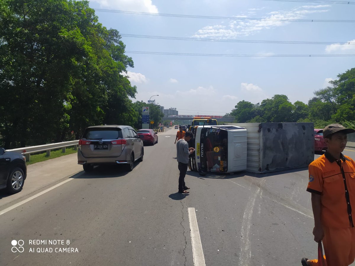 11.41: <a href="/PTJASAMARGA/">PT. JASAMARGA</a>: Kecelakaan di #Tol_Jagorawi Gn Putri KM 21+200 arah Cawang. ada kendaraan truk box di lajur 2-3/tengah. dalam penanganan petugas. GUNAKAN LAJUR 1-4/KIRI-KANAN. 
#DirgahayuIndonesia