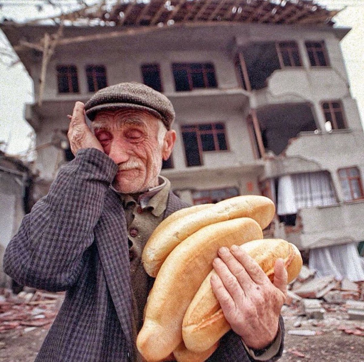 Kitapcumlelerii's tweet photo. “Üstünü örttüğünüz birinin cenazesine katılmadan dünyayı anlayamazsınız.” Nuri Bilge Ceylan 

#17Ağustos1999 https://t.co/iIiESmyiyg