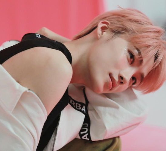 baeyourcob's tweet photo. The Boyz AU - #Bbangnyu 

En donde Younghoon es el nuevo estudiante de derecho y conoce al novio de su amigo Hyunjae. Chanhee, que juraba amar con su vida a su novio, empieza a dudar sobre su relación con la llegada del nuevo, ¿ya no era sano?.

Alexa play: soltera (remix) https://t.co/0Ax6EVkUVZ