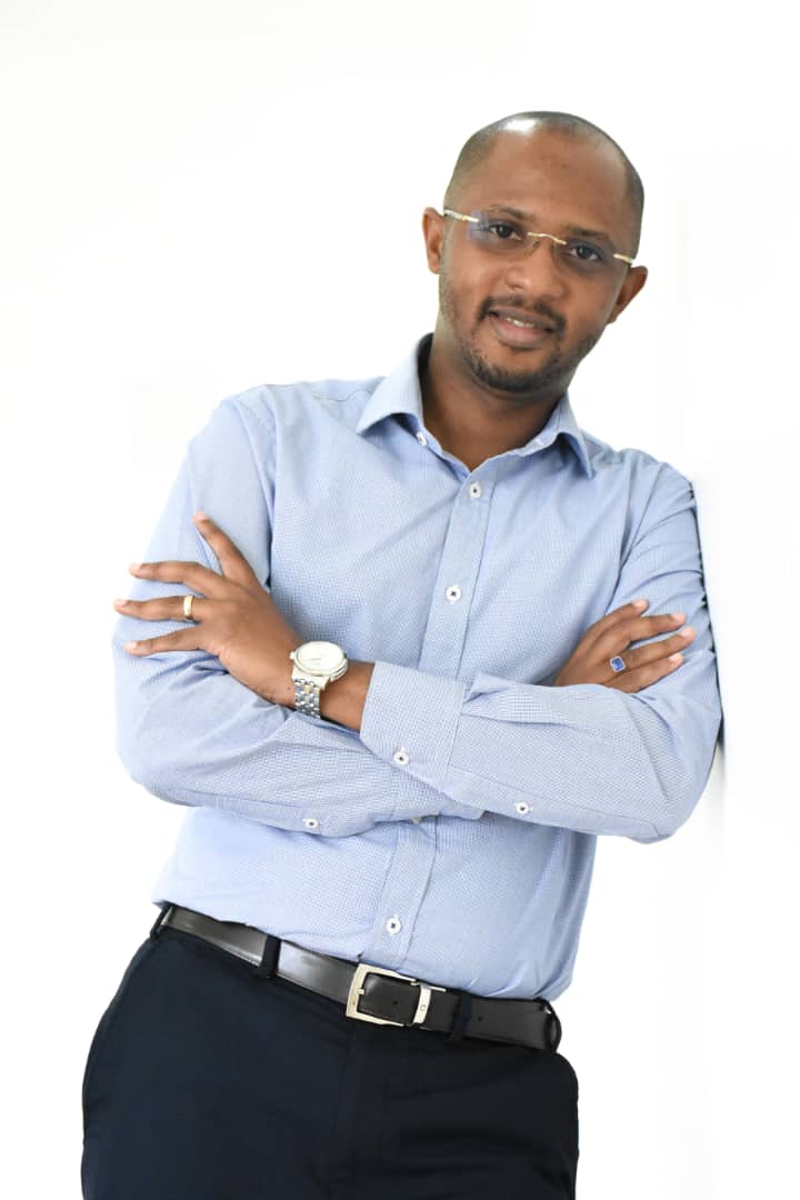 tonytogolani's tweet photo. Namshukuru Mwenyezi Mungu kwa kunipa umri, uhai na afya njema. Leo hii nimetimiza masaa 350,400, siku 14,640, wiki 2,080, miezi 480 na miaka 40 tangu nizaliwe. Nawashukuru wazazi wangu, walezi, mke wangu, watoto wangu, ndugu na marafiki wote waliogusa na kutikisa maisha yangu. https://t.co/t1PH1hX5rY