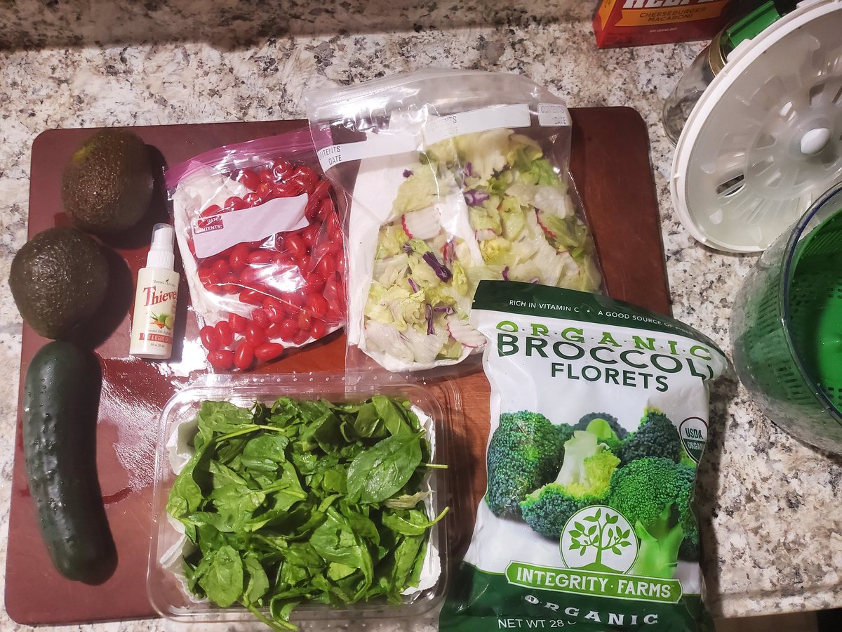 jccreynolds's tweet photo. Just washed up the veg. we just got witg my Youngliving Fruit and Vegetable Spray.
#cleanproduce #healthylifestyle #vegetablespray #essentialoils #spinach #saladmix #avocado #cucumber #avocado #cherrytomatoes #freshfood #weightlossjourney #healthlyliving #legallyblind https://t.co/bHxmPhhgUN