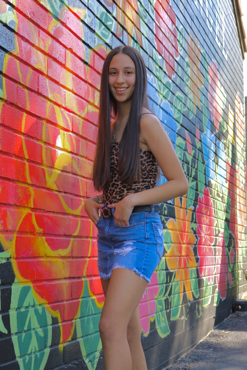 SofiaIsabelle04's tweet photo. I’m not too late for senior pictures am I?? 👩🏻‍🎓💙🐺 https://t.co/f5SpEahKa7