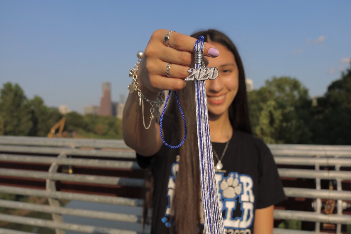 SofiaIsabelle04's tweet photo. I’m not too late for senior pictures am I?? 👩🏻‍🎓💙🐺 https://t.co/f5SpEahKa7