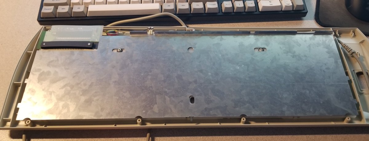 Opening up the main keyboard part, it's got a metal backplate! I wouldn't have guessed that, I thought it would be cheaper than that.