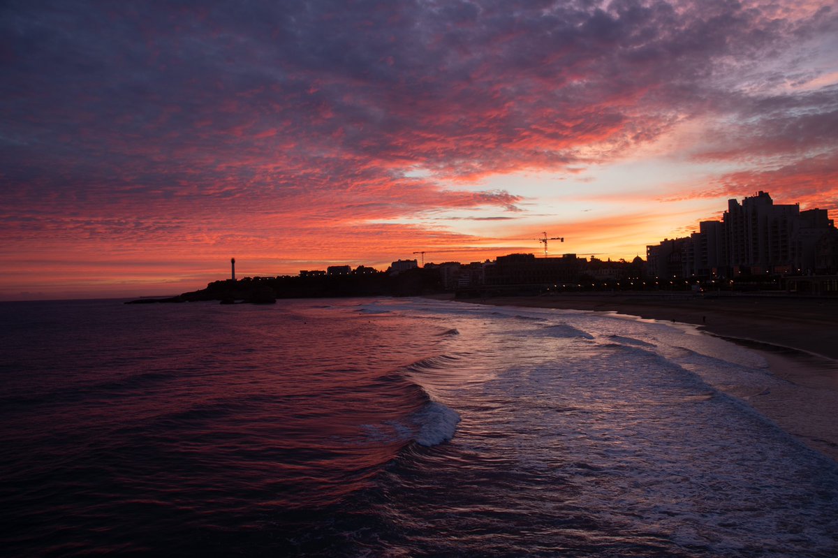 thomasdalfarra's tweet image. Une belle journée qui démarre sur la cote basque 🖤 #biarritz