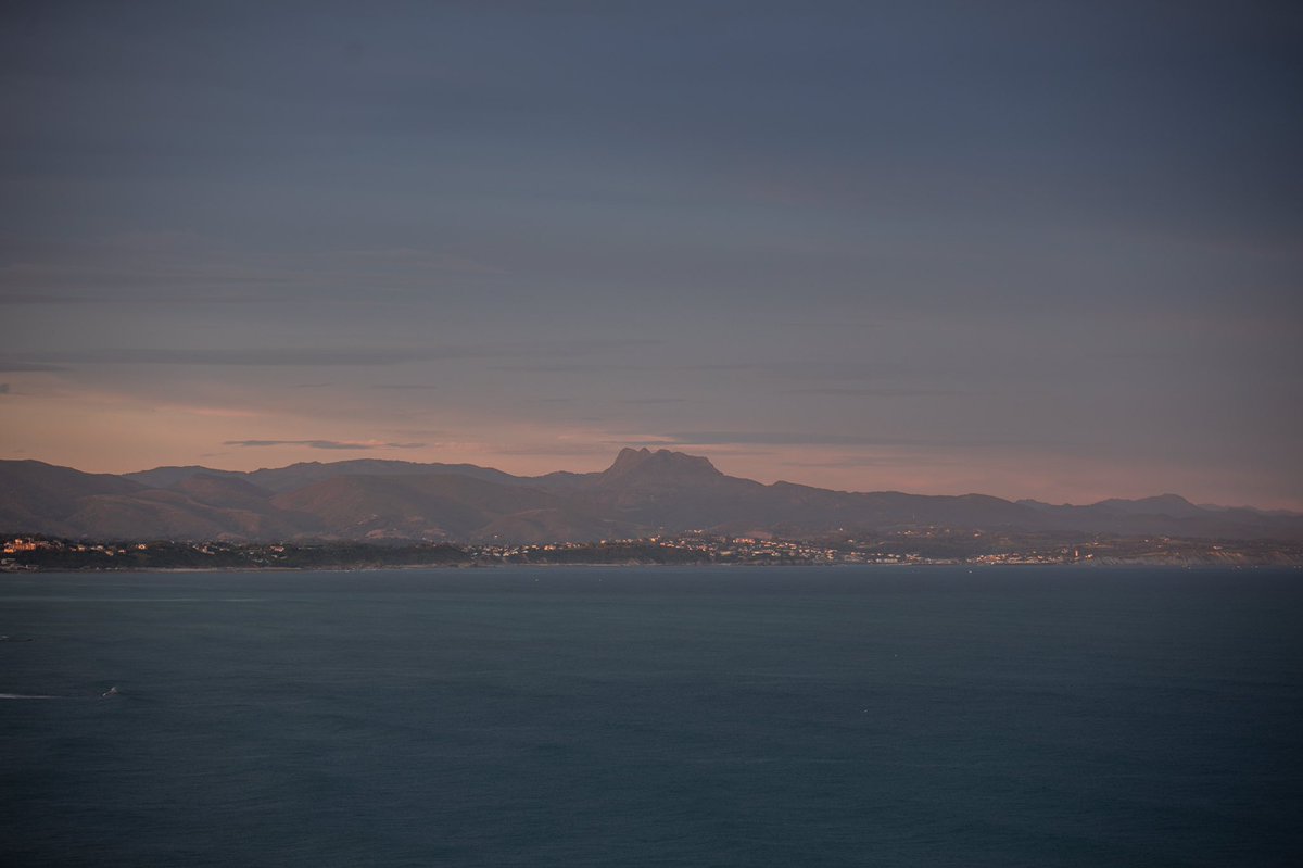 thomasdalfarra's tweet image. Une belle journée qui démarre sur la cote basque 🖤 #biarritz