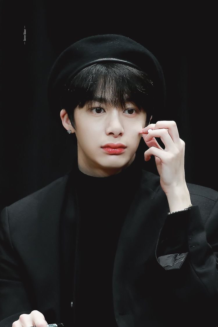 190316 Hyungwon in beret thread;