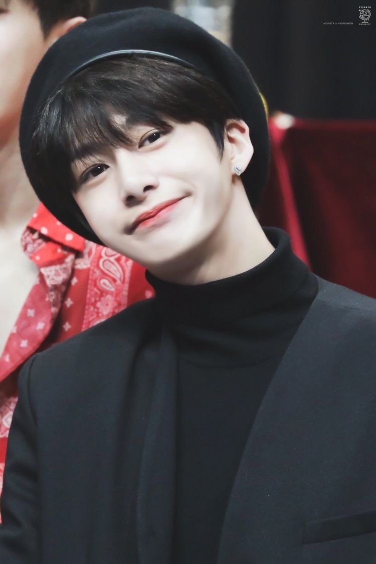 190316 Hyungwon in beret thread;