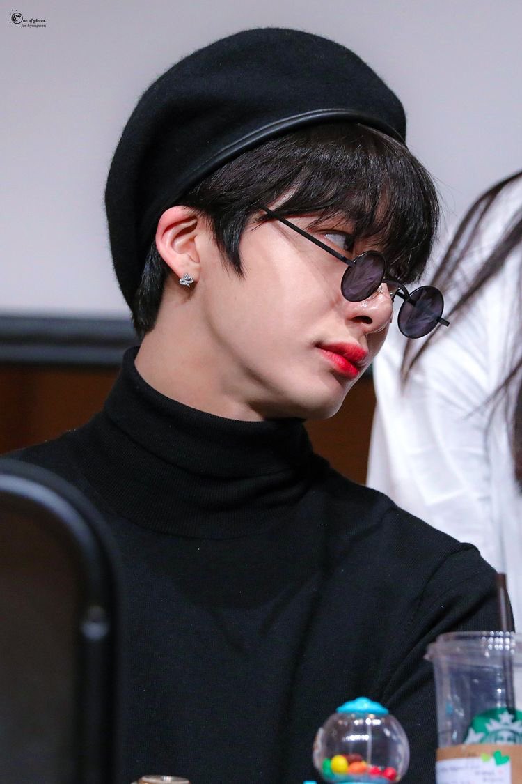 190316 Hyungwon in beret thread;