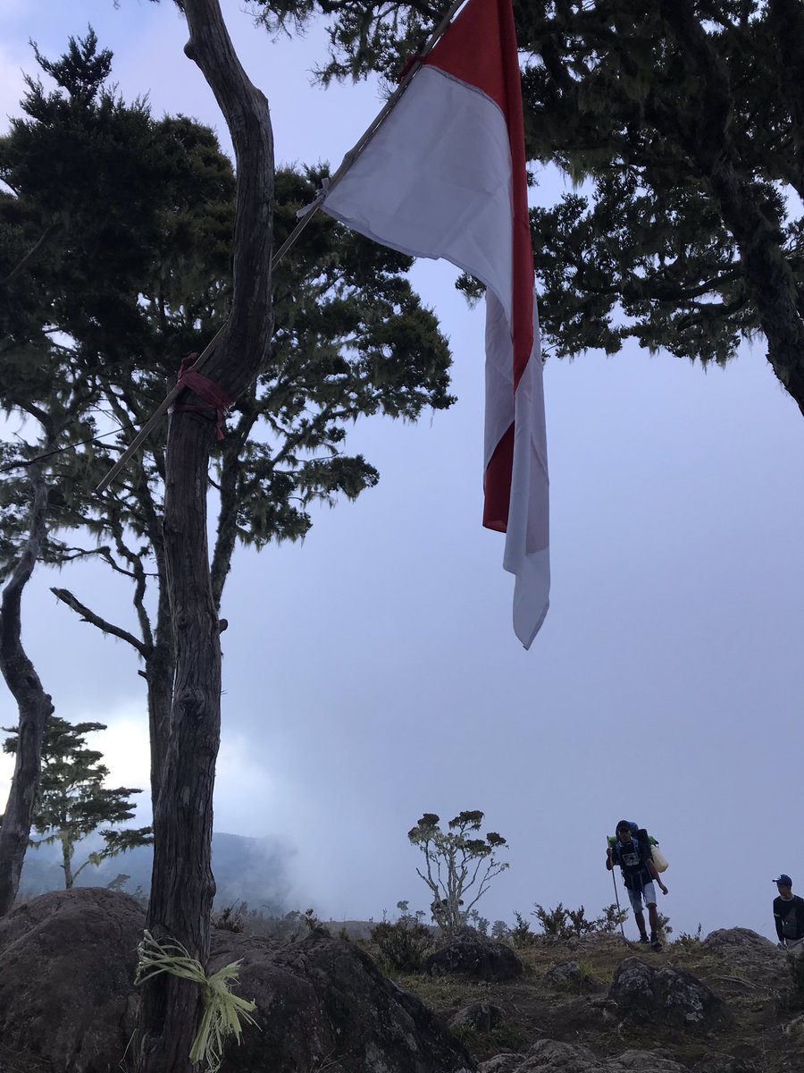 paddeza's tweet photo. Dari bahu gunung lompobattang puncak bialo 2600 mdpl.

Dirgahayu Republik Indonesia ke-75 th https://t.co/q2BUwtITm4