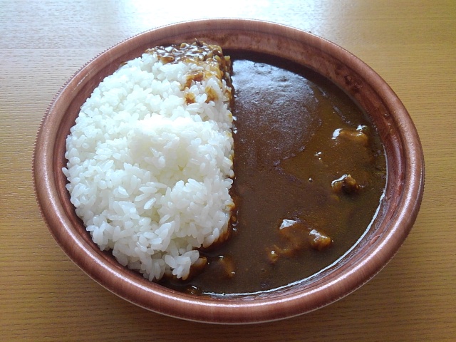 スラム 昼食はセブンイレブンのカレーライスを食べました コクと適度な辛味もあるカレールウは暑い真夏に効きそうです