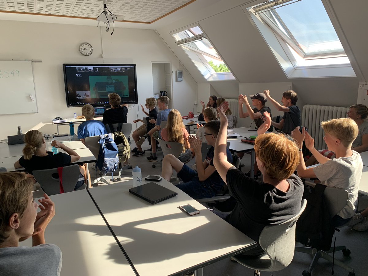 ronamirdk's tweet image. Mange begejstrede elever og gode input om fremtidens digitale skole ifm. @DanskIndustri folkehøring. 

Som en elev udtrykker det: Vi anvender teknologien i skolen, men vi lærer ikke rigtig om den, og hvad der ligger bag den. Det har vi brug for i fremtidens skole. #uddpol