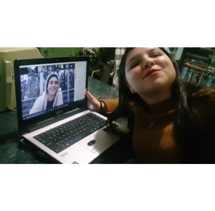 SoyAngyCoder's tweet image. Angy: ¿Nos podemos tomar una selfie virtual? 😅
Yankel: Obvio (se acomoda la sudadera) 
Angy: ¿Si? 
Yankel: Clarooooo 

Que gran experiencia 🤩
•|2-08-2020|• ✨

Voy a fijar este tweet hasta que tengamos una foto en vivo y a todo color 🤞🏻 @YankelStevan ❤️