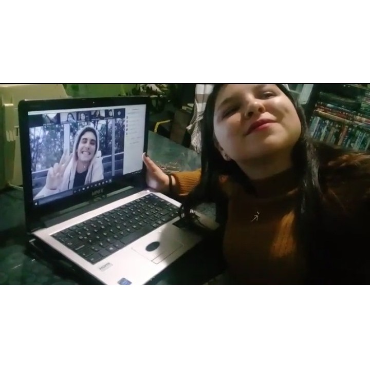 SoyAngyCoder's tweet image. Angy: ¿Nos podemos tomar una selfie virtual? 😅
Yankel: Obvio (se acomoda la sudadera) 
Angy: ¿Si? 
Yankel: Clarooooo 

Que gran experiencia 🤩
•|2-08-2020|• ✨

Voy a fijar este tweet hasta que tengamos una foto en vivo y a todo color 🤞🏻 @YankelStevan ❤️