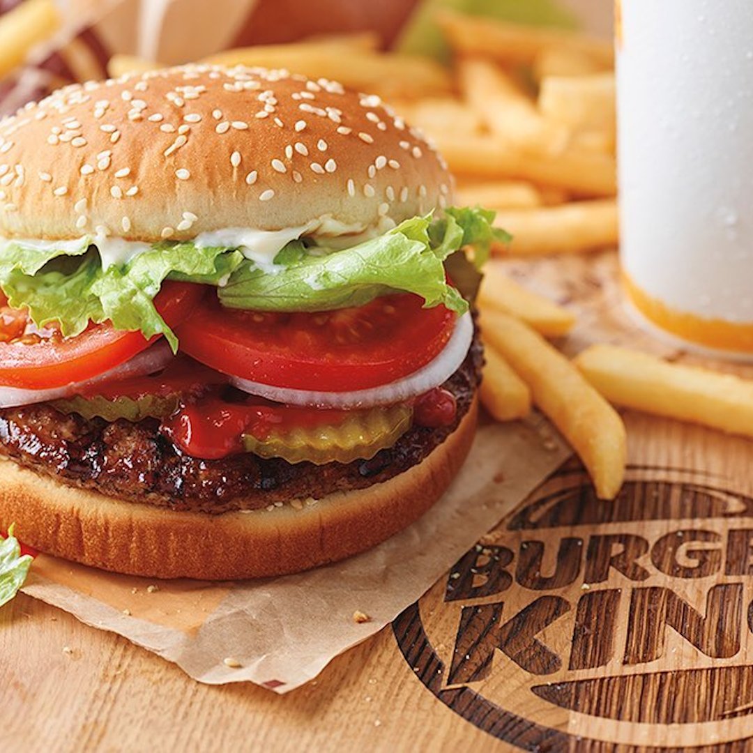 Somerset_Mall's tweet photo. Scrumptious burger &amp; crispy fries - who could ever say no?! 😍 RT &amp; tag your burger-loving bestie &amp; stand to #win a R200 @BurgerKingZA meal voucher.

Burger King is open for sit-down service. Comp closes on 23 Aug at 23:59pm. Ts &amp; Cs apply.
#SomersetMallSA https://t.co/l7LWMfxiQt