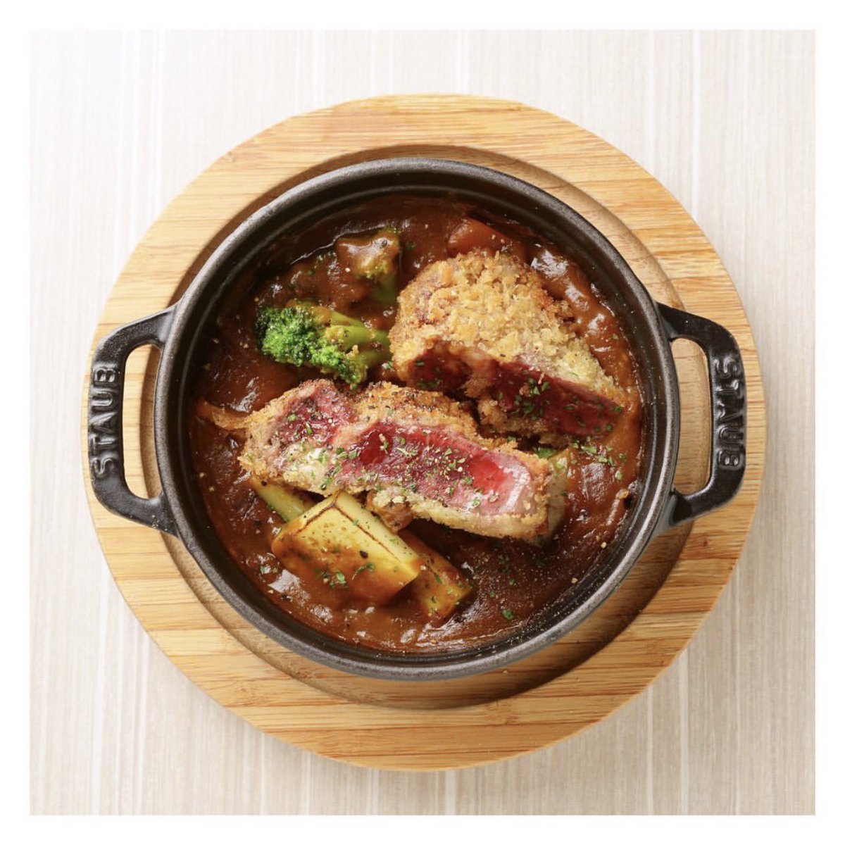 YR_CAFE's tweet photo. こんにちは🌞
暑い日には、カレーですよね⁉️
「ブルレア牛カツのチーズカレーシチュー」期間限定登場です❣️
ぜひご賞味ください🤲
#yrcafe #yr #cafe #犬山 #犬山城下町
#ブルレア牛カツ #チーズカレーシチュー #カレー #つけパンシチュー https://t.co/6nSfxoV0mn