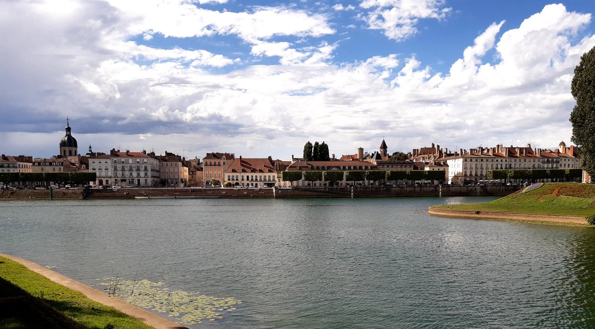Iutchalon's tweet photo. Chalon détente ... 🥤🍦☀🕍

#jaimemaville #chalonsursaone #été #summer #picoftheday #terrasses #cathedrale #iutchalonsursaône #iut4ever https://t.co/oxyFbHgEUX