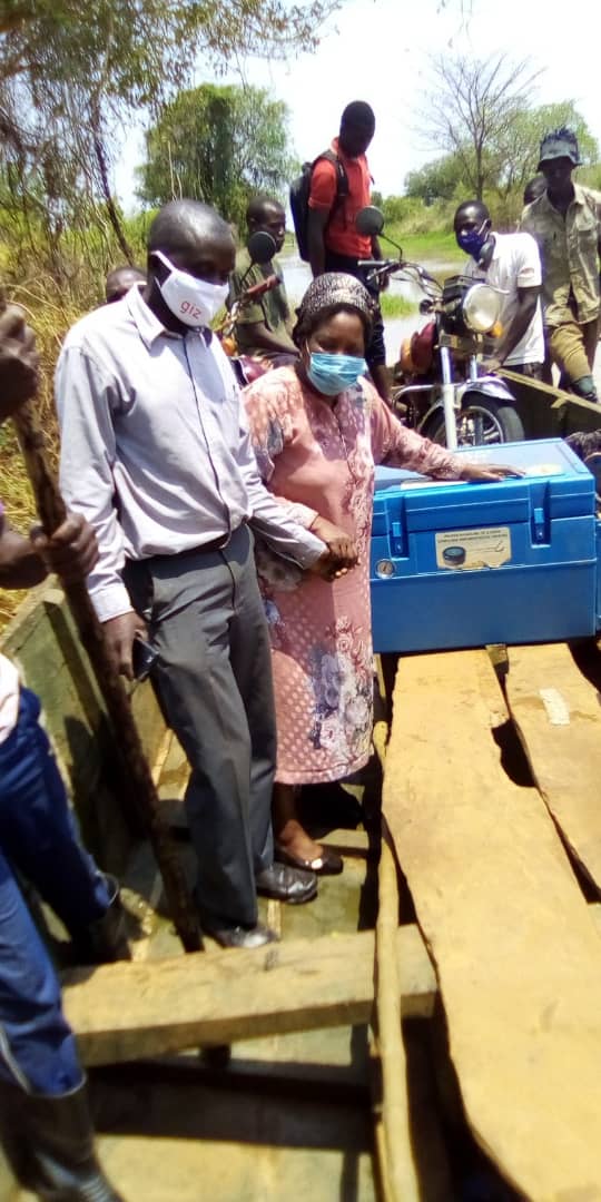 UPMA_Midwives's tweet photo. Ensuring maternal and child health services are received in hard to reach areas. Midwife Molly Eriki who owns a clinic at Mulondo Landing site, received vaccination fridge from Serere District Health Team. promoting "PPP" https://t.co/SyHwtuDTgJ