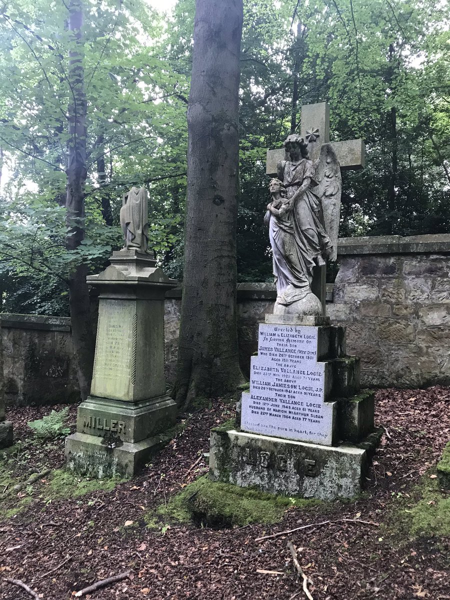Also astonished that though this is stuffed full of well known  #Glaswegians because of the city’s daft boundaries it’s actually in East Renfrewshire though surrounded by  #Glasgow on three sides. And... one for  @HistEnvScot, how come this has no statutory protection whatsoever?!