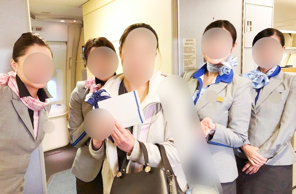 hmwr0116's tweet photo. —— ANAを目指したきっかけ
冬休みが終わり、羽田からLAに戻る便でした✈︎ また家族と離れての米国生活が嫌で、ひとりぼっちで涙を流しながら乗った飛行機。そんな私を、10時間後の降りる時には、いつもの“明るく元気な私”に戻してくれたのがANAのCAさんたちでした🌻✨ https://t.co/0mzx6Tyoms