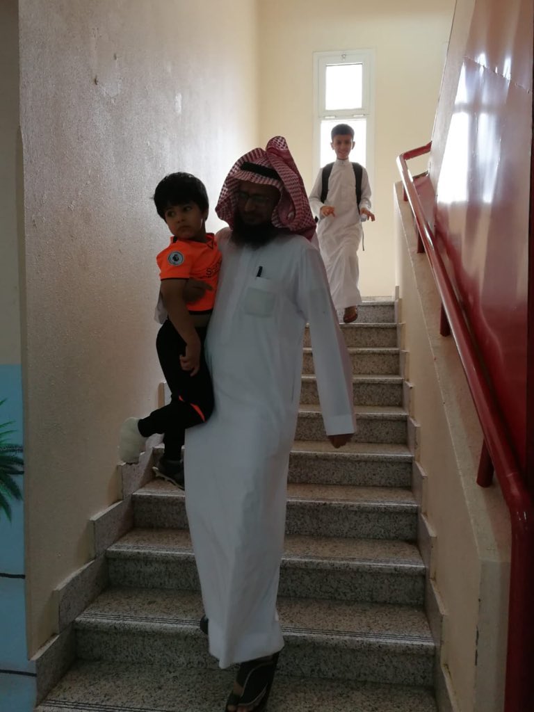 سلام على سدنة الحروف ، أرباب الصفوف .
سلام على معلّمينا الذين علمونا استقامة الحرف واعتدال السطر 
سلام على الذين حرثوا فينا النضال وزرعوا الصبر ..
سلام على طاهري القلوب شامخي الجباه❤

 #شكرا_لكل_معلم_سعودي