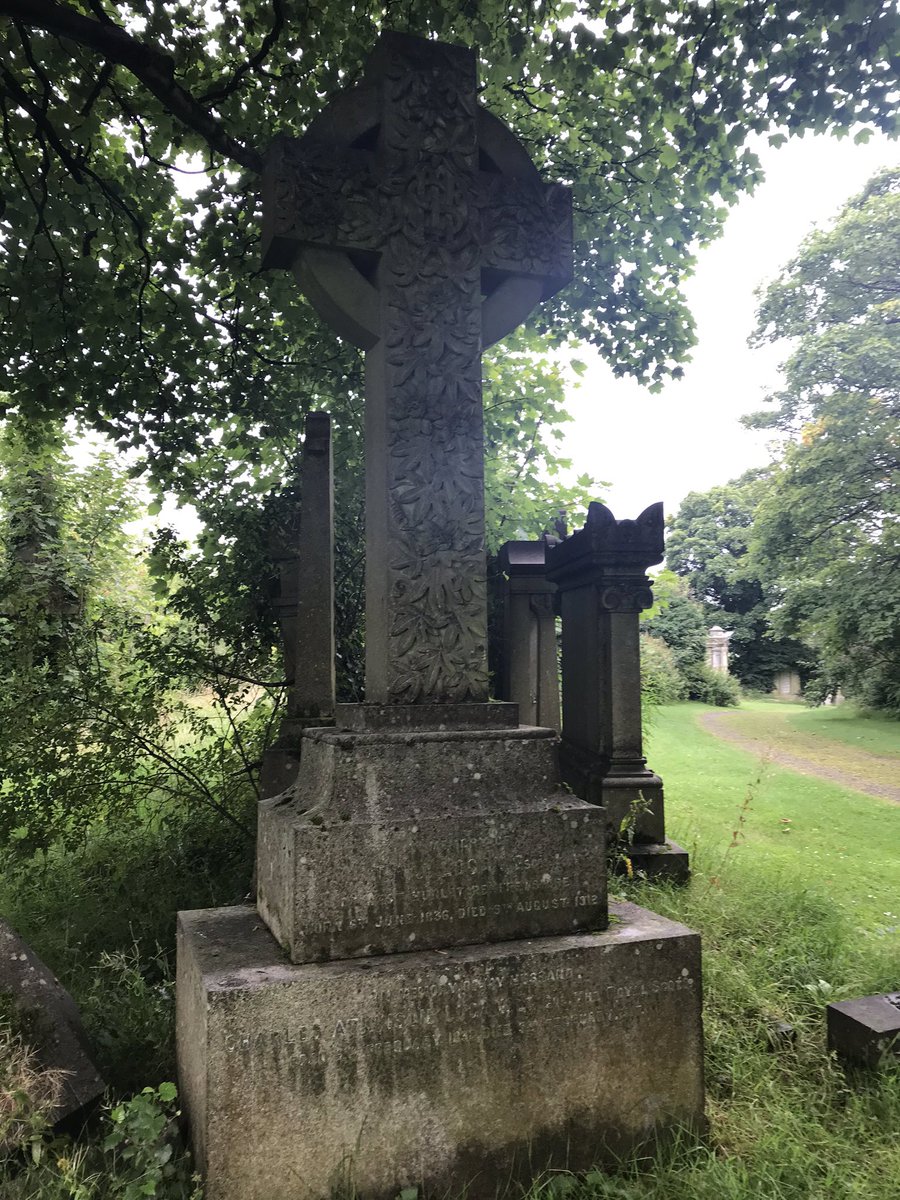 Regardless, it is so romantic and gothic with some superbly designed memorials disappearing back into nature that it is most definitely worth a wander through if you are passing. A new favourite place in  #Glasgow for me...!
