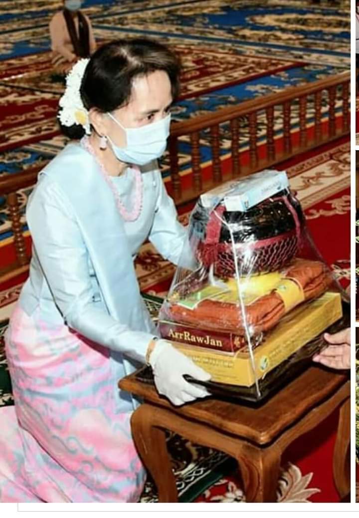 Rain yellow  robe( warso robe )offer
to the head of monk.!