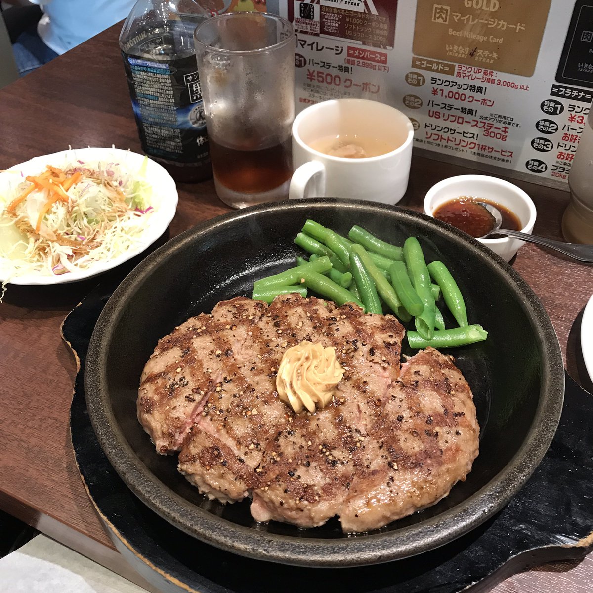 ぢん Twitterissa ワイルドハンバーグ300g ランチタイムはサラダライス付き 1100円 ご飯大盛0円 黒ウローン茶 ゴールド会員特典 0円 ご飯大盛1回無料0円 1210円 税込 いきなりステーキ オリナス錦糸町店 ペッパーフードサービスの本社が入ってるビルにあるいきなりで