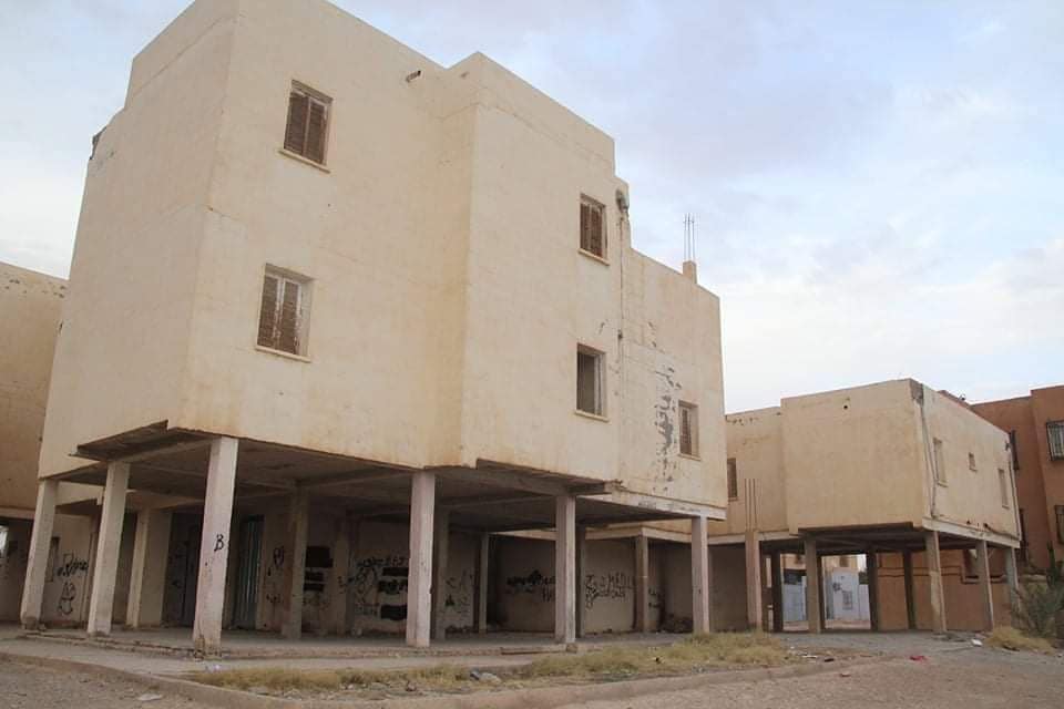 infoouleddjella's tweet photo. عين على منطقتي.....
تعد هذه العمارات من أقدم العمارات المهمشة والملغية في مدينة اولاد جلال حيث يعود تاريخ بنائها إلى أكثر من 25 سنة  وبسبب هشاشة العمارات تم رفضها وتسليمها آنذاك وبقيت منذ ذلك الوقت على هذا الشكل وعلى هذا المنضر الذي لا يعكس ولاية منتدبة بحجم اولاد جلال https://t.co/u42ewGNLcH