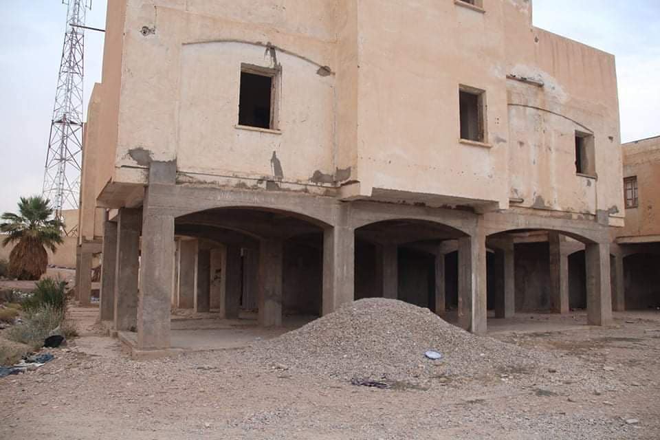 infoouleddjella's tweet photo. عين على منطقتي.....
تعد هذه العمارات من أقدم العمارات المهمشة والملغية في مدينة اولاد جلال حيث يعود تاريخ بنائها إلى أكثر من 25 سنة  وبسبب هشاشة العمارات تم رفضها وتسليمها آنذاك وبقيت منذ ذلك الوقت على هذا الشكل وعلى هذا المنضر الذي لا يعكس ولاية منتدبة بحجم اولاد جلال https://t.co/u42ewGNLcH