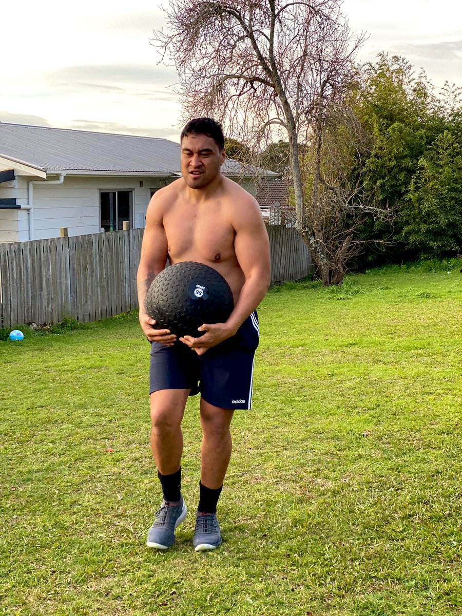 Took a 50kg deadball from the gym didn’t even know why not even masagi to using this 🤦🏽‍♂️ YouTubed some exercises and yeap it’s called dead ball for a reason 😓 #LockdownWorkouts