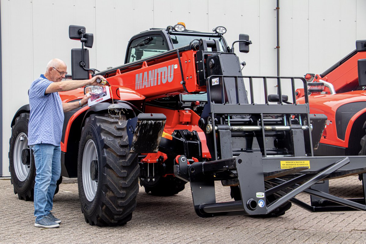 Nu de bouwvak voorbij is, kunnen we onze drie nieuwe Manitou verreikers in gebruik nemen. De machines zijn vlak voor de bouwvak geleverd door <a href="/DemBv/">DEM bv</a>. We gebruiken de machines vooral bij onze agrarische bouwwerkzaamheden.

Lees verder:
lont.nl/over-lont/nieu…