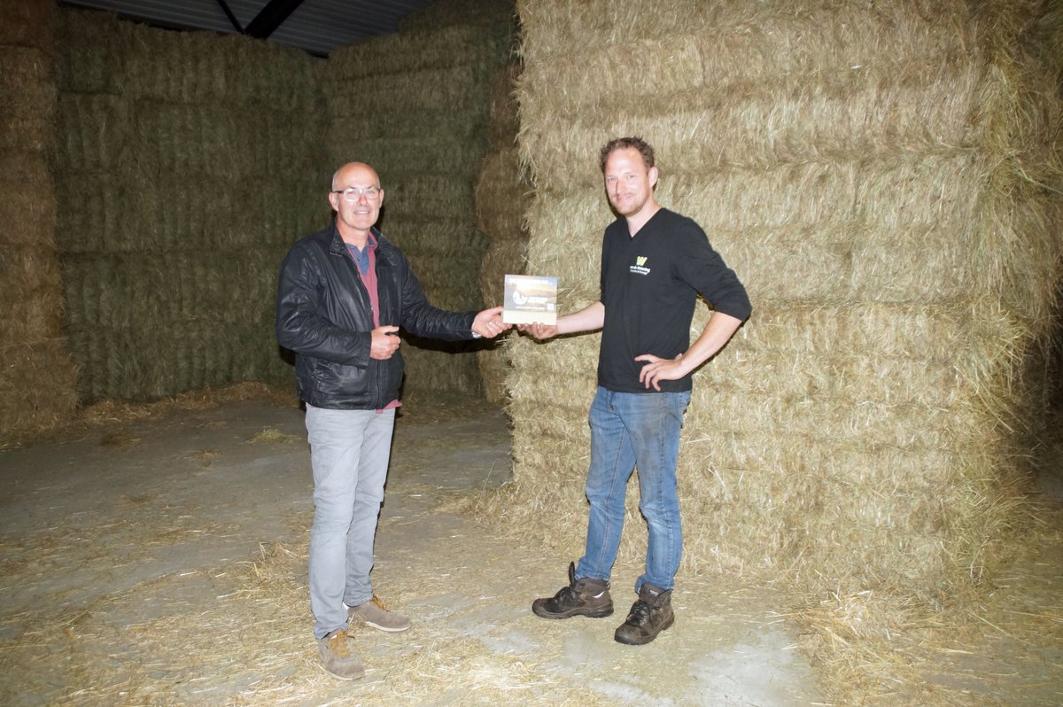 LvCBoertBewust's tweet photo. Ook bij onze #bronzen partner #VandeWetering #Fourage bezorgde Willy Baltussen een #vriendenbord #samensterk #boerburgerverbinding @BoertBewust https://t.co/DlczcZdcYb