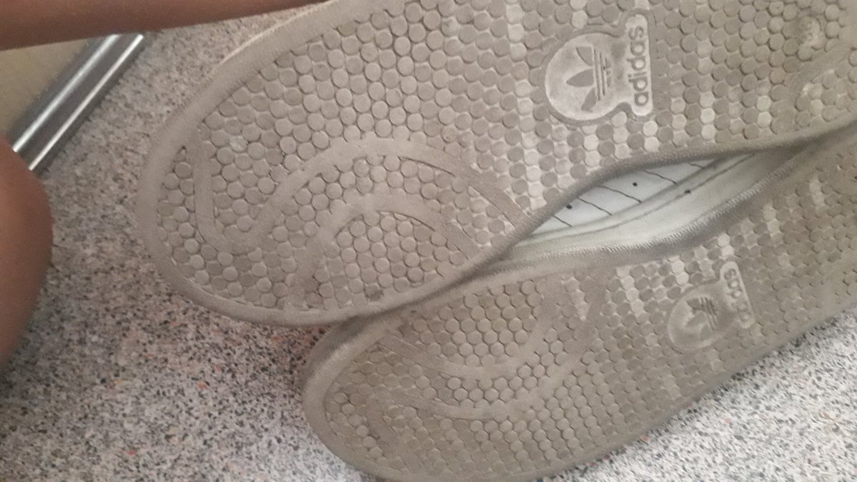 1maria1gina's tweet photo. Satıyorum hangi enayi köle almak ister leş olmuş ayakkabımı? #finansalköle #slave #sahibe #foot https://t.co/U5zmzXs4z8