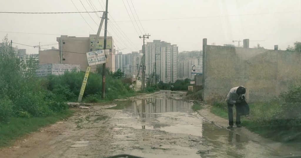 TarunSh2282's tweet photo. @TejpalMla 
@CMOfficeUP 
@myogioffice 
@myogiadityanath 
@dm_ghaziabad 
@dmgbnagar 
@PMOIndia 
@MORTHIndia 
@PMO_NaMo 
@NaMo4PM 
@TejpalMla 
सभी आस पास के कालोनी के लोगो को इस घटिया गड्ढे वाली सड़क पर बैठ कर धरना देना चाहिए,किसी को वोट मत दो जब तक सड़क नहीं वोट नहीं https://t.co/ozGE9kHpvl