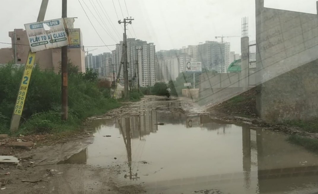 TarunSh2282's tweet photo. @TejpalMla 
@CMOfficeUP 
@myogioffice 
@myogiadityanath 
@dm_ghaziabad 
@dmgbnagar 
@PMOIndia 
@MORTHIndia 
@PMO_NaMo 
@NaMo4PM 
@TejpalMla 
सभी आस पास के कालोनी के लोगो को इस घटिया गड्ढे वाली सड़क पर बैठ कर धरना देना चाहिए,किसी को वोट मत दो जब तक सड़क नहीं वोट नहीं https://t.co/ozGE9kHpvl