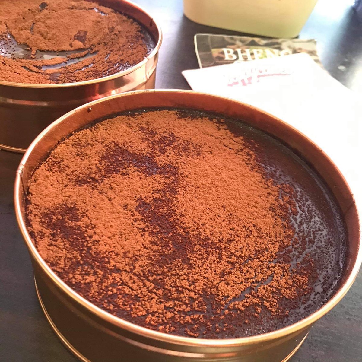 keppyjane's tweet photo. TRUFFLE FUDGE

a layer of:

🟤moist chocolate cake
🟤chocolate frosting
🟤cocoa powder dusting

PRE-ORDER YOURS NOW FOR SATURDAY DELIVERY! 🤎

Message me or @lalalalutchie 😊

#chocolatecake #cakeph #cakes #cake #sweets #sweetsph #dessert #dessertph https://t.co/EPtcnUVnwQ