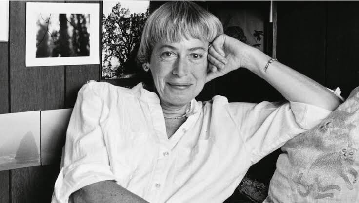 oykukisa's tweet photo. Bilimkurgunun annesi Ursula K. Le Guin 100 yaşında! İyi ki doğdun robotların kraliçesi! https://t.co/kJQrH9gz7D