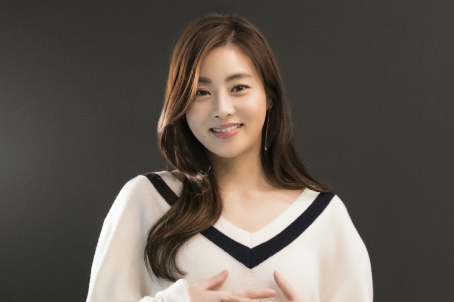 Kang Sora Announces Marriage To Non-Celebrity Boyfriend 