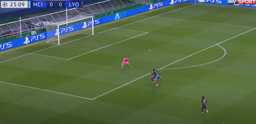 SaschaFltr's tweet photo. Gegen Lyon war früh klar, dass Toko Ekambi eher als Ederson am Ball sein wird. Er blieb in seiner Position.
Als der Ball verteidigt wurde, steht er noch immer völlig deplaziert und braucht zu lange, um in Position zu kommen. Innerhalb von 3 Sekunden hat er sich nur 5m abgesetzt https://t.co/iAY1saay6q