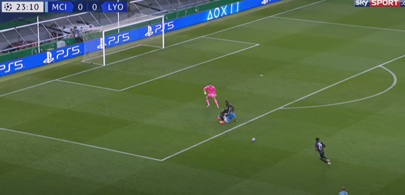 SaschaFltr's tweet photo. Gegen Lyon war früh klar, dass Toko Ekambi eher als Ederson am Ball sein wird. Er blieb in seiner Position.
Als der Ball verteidigt wurde, steht er noch immer völlig deplaziert und braucht zu lange, um in Position zu kommen. Innerhalb von 3 Sekunden hat er sich nur 5m abgesetzt https://t.co/iAY1saay6q