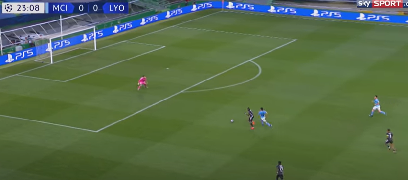 SaschaFltr's tweet photo. Gegen Lyon war früh klar, dass Toko Ekambi eher als Ederson am Ball sein wird. Er blieb in seiner Position.
Als der Ball verteidigt wurde, steht er noch immer völlig deplaziert und braucht zu lange, um in Position zu kommen. Innerhalb von 3 Sekunden hat er sich nur 5m abgesetzt https://t.co/iAY1saay6q