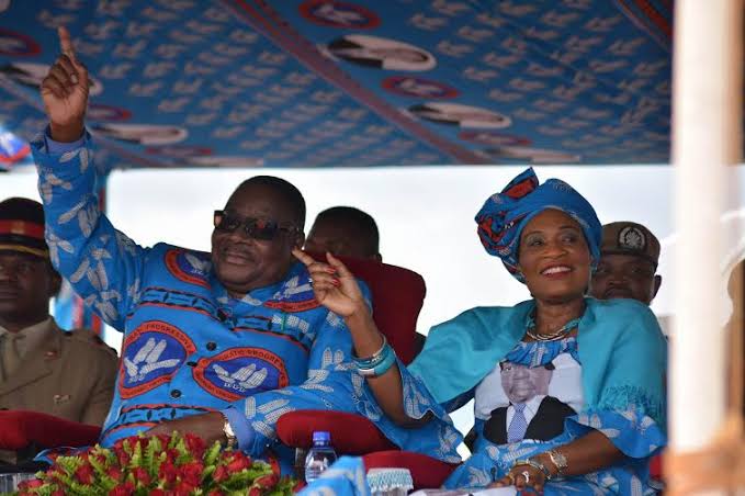 AfricaFactsZone's tweet photo. Malawi's former President Peter Mutharika and wife, Gertrude Mutharika’s bank accounts which have “a lot of money” inside them have been frozen by Malawi's Anti-Corruption Bureau (ACB) over the investigation of a $6.732 million cement scandal. https://t.co/meuU0dCpQJ