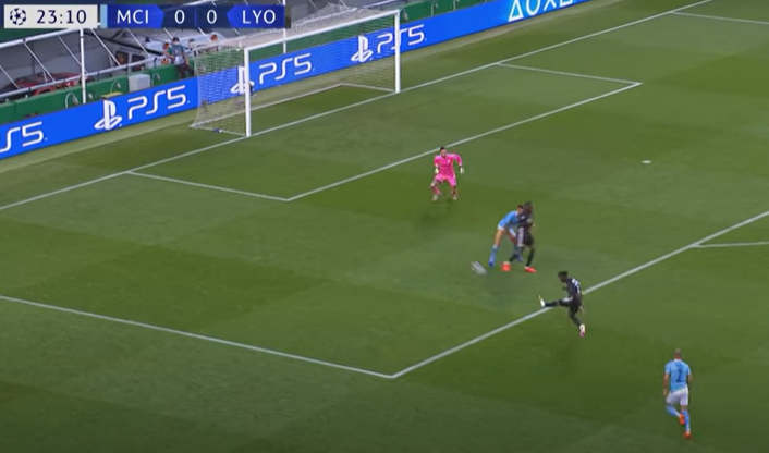 SaschaFltr's tweet photo. Gegen Lyon war früh klar, dass Toko Ekambi eher als Ederson am Ball sein wird. Er blieb in seiner Position.
Als der Ball verteidigt wurde, steht er noch immer völlig deplaziert und braucht zu lange, um in Position zu kommen. Innerhalb von 3 Sekunden hat er sich nur 5m abgesetzt https://t.co/iAY1saay6q