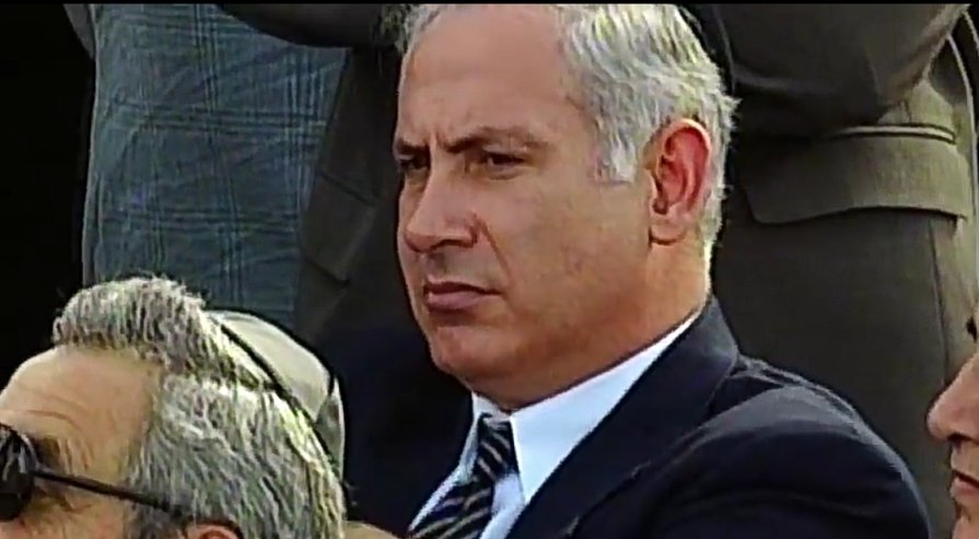 हा संदेश दिला. बिल क्लिंटन सारखा मोठा शत्रू बीबींनी निर्माण केला. आता रबिनचे उत्तराधिकारी शिमॉन पियर्स होते त्यांनी निवडणूक जिंकणे ऑस्लो साठी अतिशय गरजेचे बनले. एकीकडे ऑस्लो समर्थक पियर्स तर ऑस्लो विरोधक बीबी. क्लिंटननी आपला संपूर्ण जोर पियर्स कँम्पेन वर लावला.