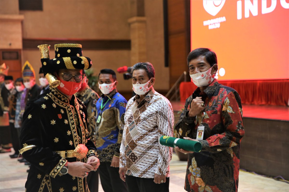 humasjateng's tweet photo. Provinsi Jawa Tengah peroleh penghargaan daerah dengan tingkat produksi beras tertinggi se-Indonesia tahun 2019 sebesar 9.655.654 ton. 

Penghargaan diserahkan oleh Menteri Pertanian @Syahrul_YL kepada Kadis @DistanbunJateng Suryo Banendro pada HUT ke-75 Indonesia, Senin (17/8). https://t.co/ovaXgHieBb