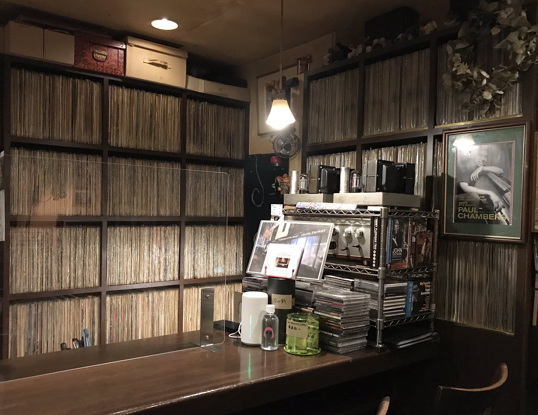 サスケ 北千住 駅西口の飲食店がひしめく中にnyのジャズスポットのような風情の建物 1990年創業のジャズバー Birdland さんに13年振りに訪問 渋くてお洒落ですが 気取らないお店です Lpと Cd合わせ5 000枚くらいでしょうか Jbl4312から大音量でジャズが