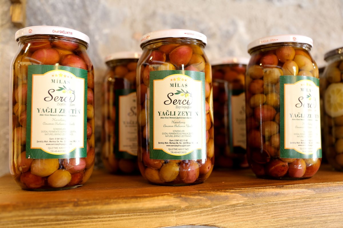 Yağlı Zeytin, bölgemizde yetişen Memecik çeşidi zeytin ağaçlarından toplanan, bütün haldeki olgun zeytinlerin salamura edilerek tatlandırılmasından sonra, zeytinyağı ile üstü kapatılarak hazırlanan sofralık yağlı zeytindir. Yalnızca kahvaltılarda değil her öğün isteyeceksiniz.